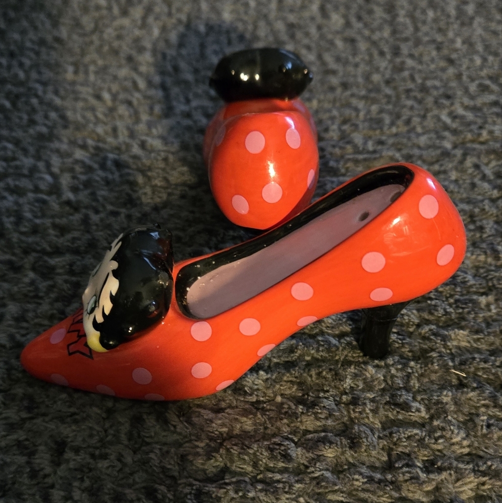 Collectable Betty Boop Red and Pink Polka Dot Salt And Pepper Shakers - Picture 4 of 6
